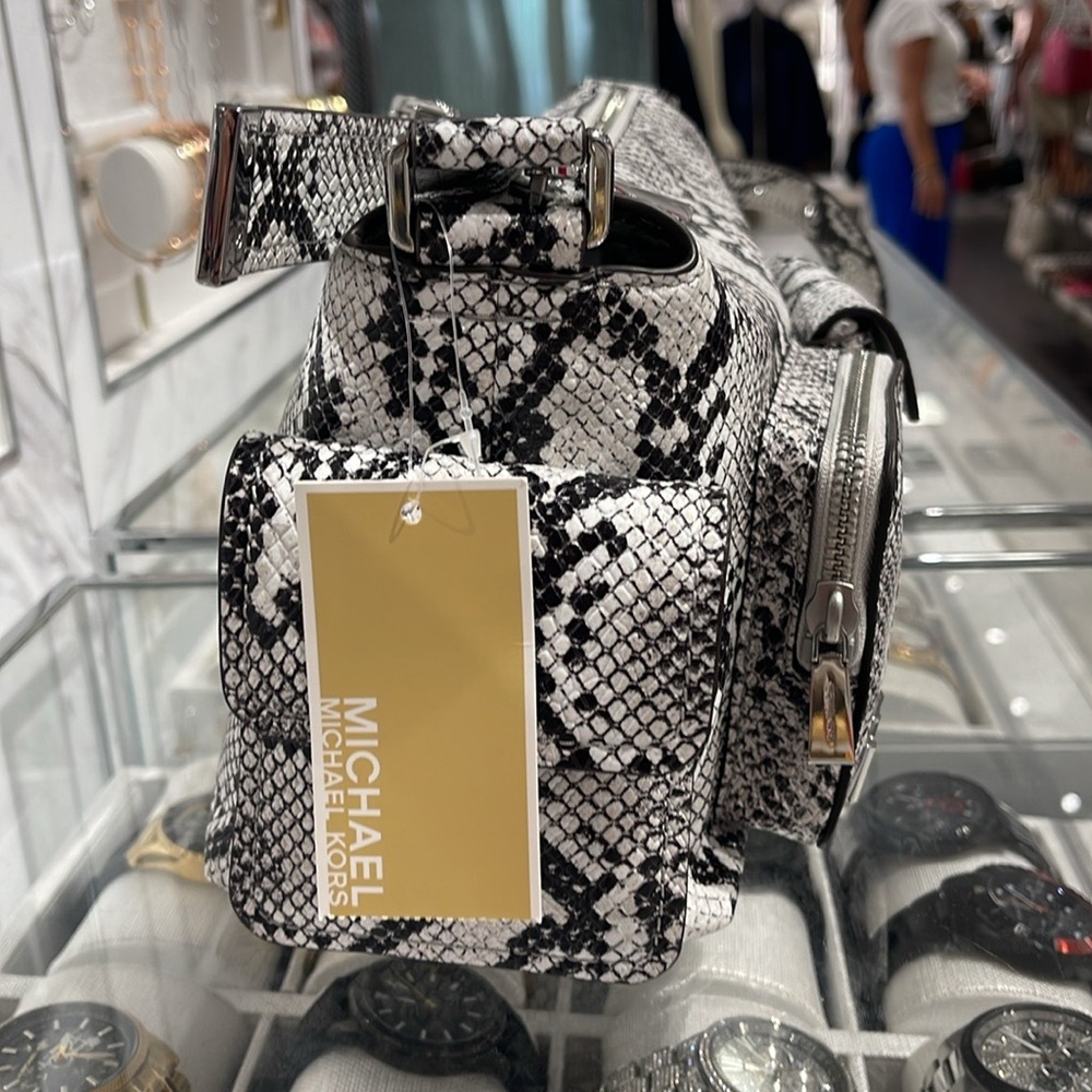 MICHAEL KORS Dakota Md Snake Embossed Leather Pocket Shoulder Bag
ALUMINUM
NWT - Picture 13 of 16